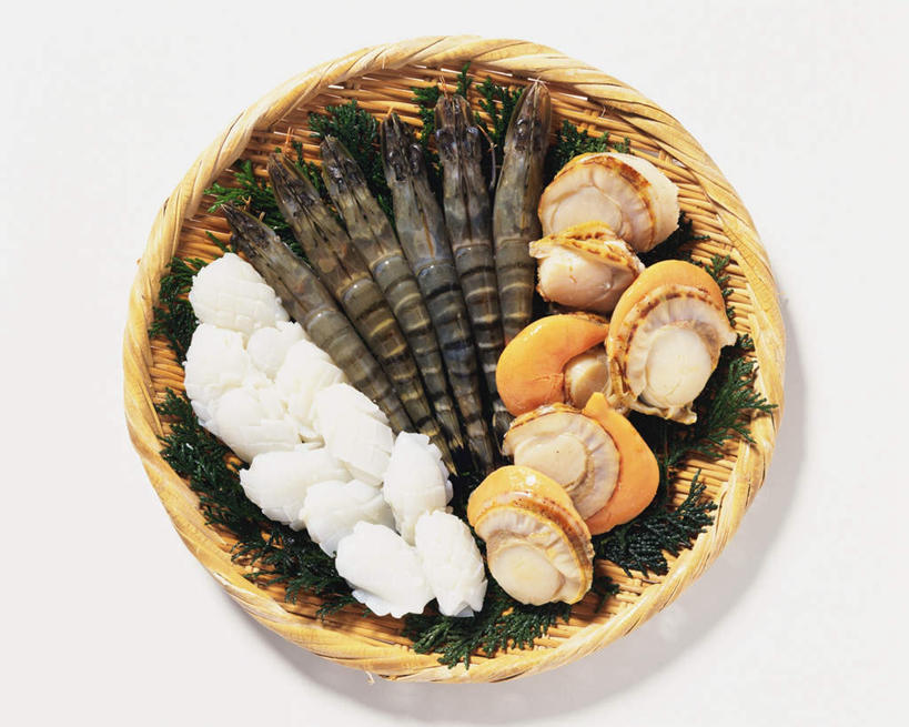 无人,横图,俯视,室内,特写,白天,白色背景,贝壳,叶子,一堆,一排,许多,堆叠,堆积,整齐,篮子,肉,虾,绿叶,扇贝,肉类,排列,一个,黄色,嫩叶,摄影,影棚,大明虾,单个,堆,海草,虾肉,队列,肉食,叶,叶片,贝类外壳,海螺壳,软体动物外壳,彩图,高角度拍摄,影棚拍摄,拍摄