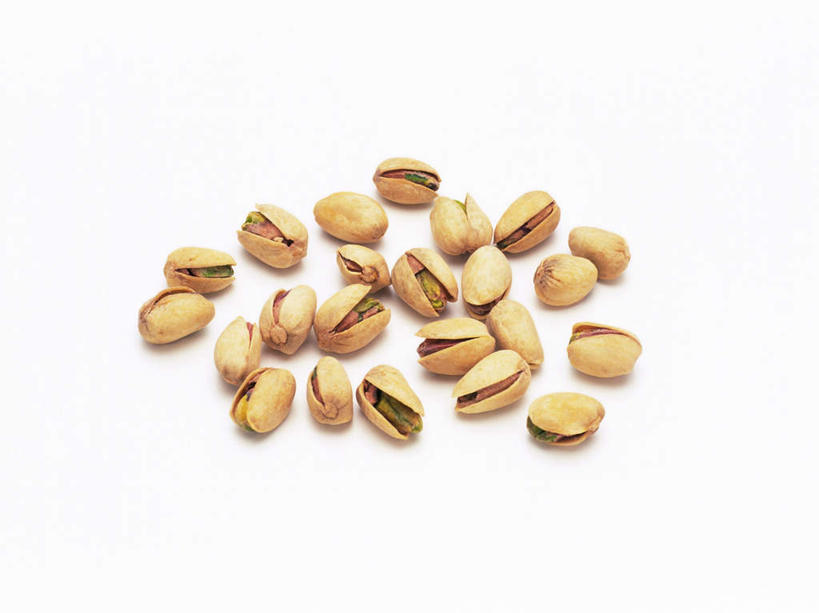 点心,无人,横图,俯视,室内,特写,白天,白色背景,下午茶,许多,颗粒,食品,坚果,食物,打开,摄影,影棚,开心果,开启,彩图,高角度拍摄,影棚拍摄,拍摄