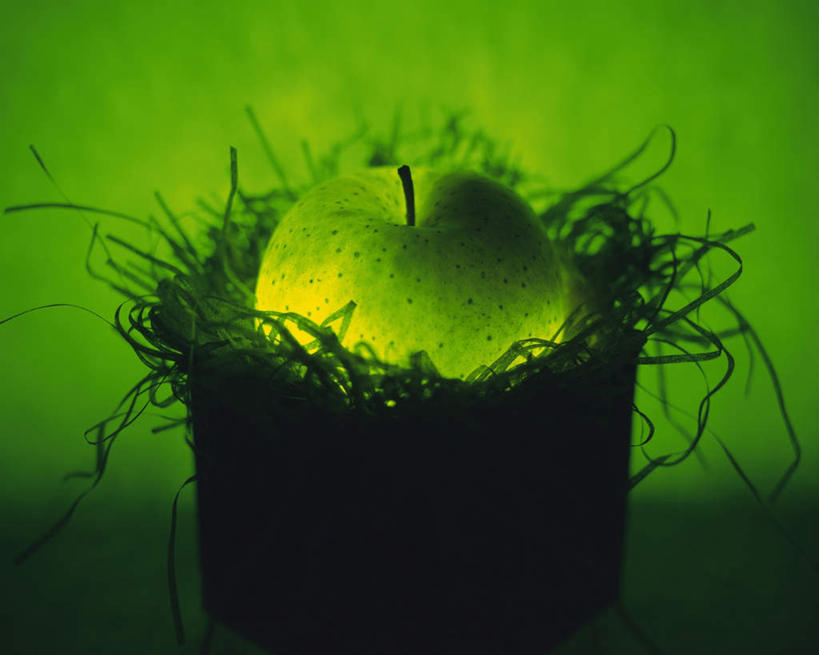 无人,横图,室内,特写,白天,正面,苹果,水果,绿色背景,竹制,朦胧,模糊,新鲜,发光,篮子,生食,食品,果实,竹扁,食物,一个,竹筐,有机食品,绿色食品,竹编,单个,明亮,竹制品,彩图