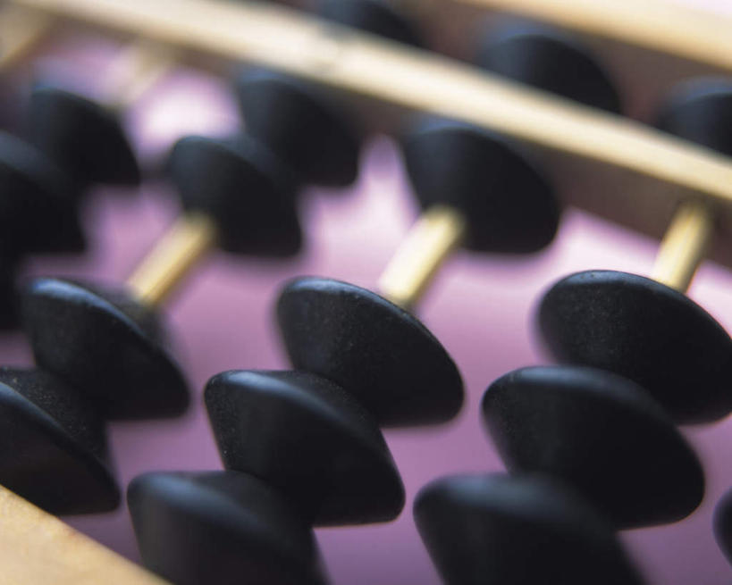 无人,横图,俯视,室内,特写,白天,算盘,桌面,静物,一排,许多,粉色背景,古老,朦胧,模糊,整齐,计算,科学,支架,办公用品,文化,传统,排列,一个,黄色,黑色,理财,财务,单个,算珠,队列,数学,珠算,彩图,高角度拍摄