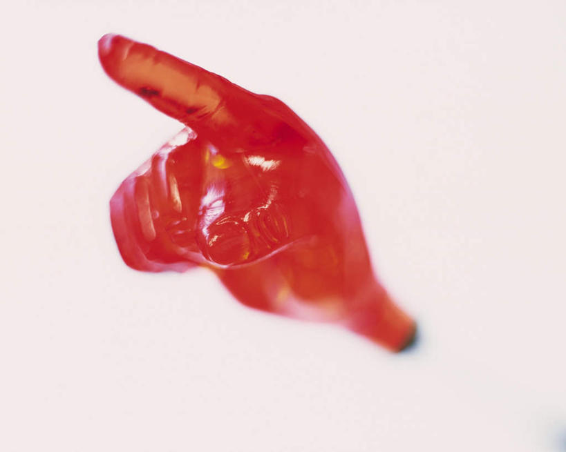 手,无人,横图,俯视,室内,特写,白天,白色背景,静物,指,朦胧,模糊,塑料,方向,一个,红色,模型,塑料制品,手势,手部,单个,指向,彩图,高角度拍摄