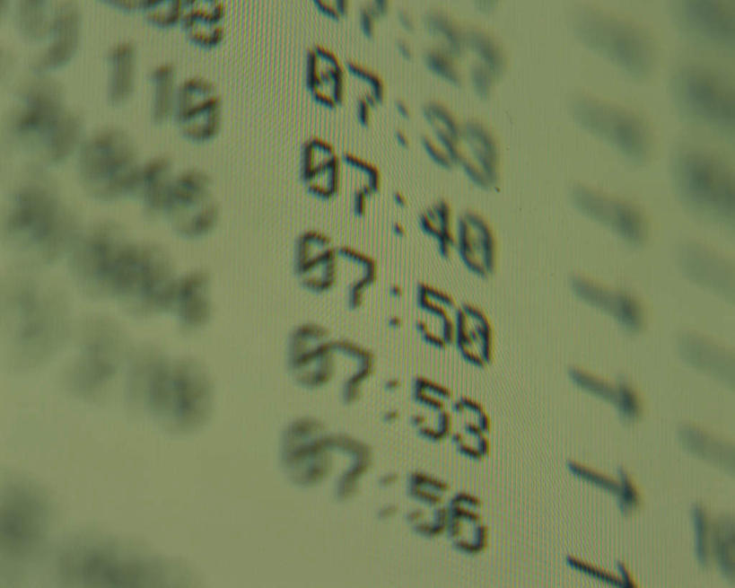 无人,横图,室内,白天,仰视,显示器,静物,时间,标志,屏幕,时钟,数字,文字,字符,字母,计时,方向,标识,显示屏,箭头,绿色,指向,输出设备,簇,彩图,低角度拍摄