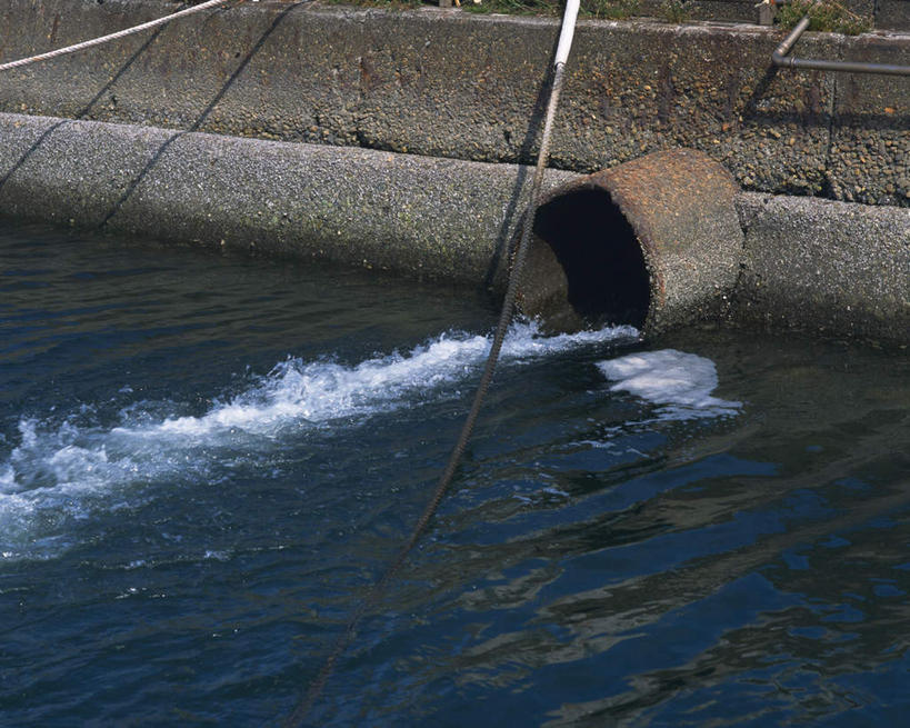 无人,横图,俯视,室外,白天,水,静物,阴影,波纹,飞溅,溅,光线,液体,影子,圆圈,墙,水滴,墙壁,墙面,水珠,一个,水纹,阳光,波浪,流动,单个,喷洒,排水口,彩图,高角度拍摄