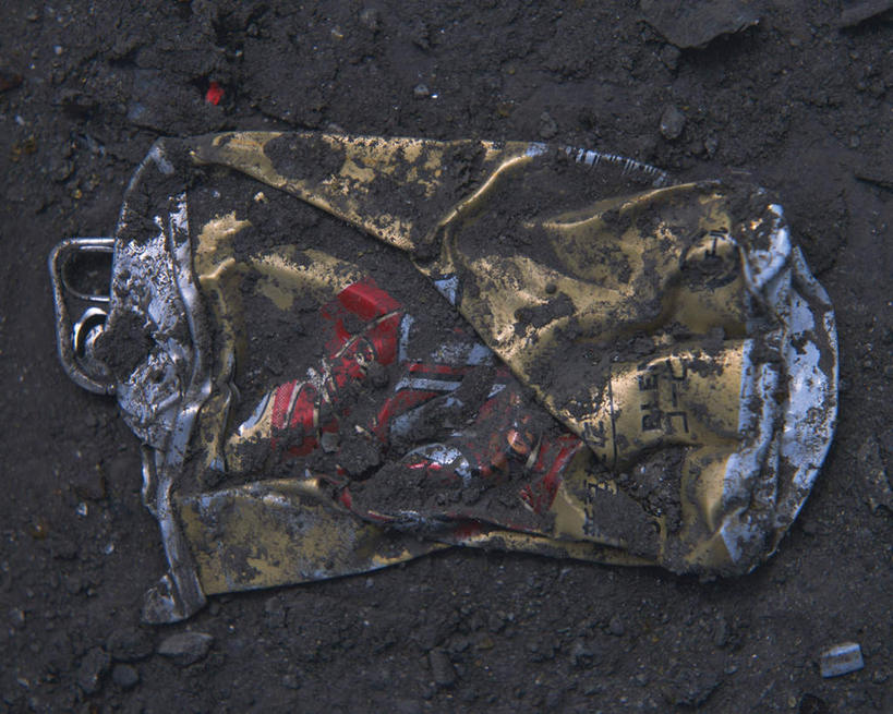 无人,横图,俯视,室外,特写,白天,静物,环保,破碎,泥土,垃圾,地面,一个,黑色,肮脏,单个,易拉罐,回收,资源,碾压,利用,低碳,循环,污渍,彩图,高角度拍摄