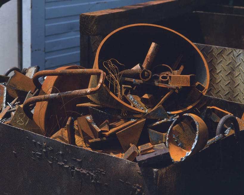 无人,横图,俯视,室外,白天,静物,金属制品,一堆,许多,阴影,堆叠,堆积,环保,生锈,光线,铁,金属,影子,墙,墙壁,墙面,黄色,阳光,堆,废铁,回收,资源,回收站,利用,低碳,循环,彩图,高角度拍摄