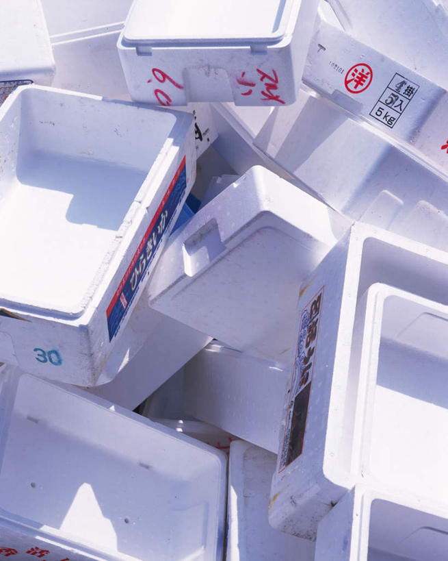 无人,竖图,俯视,室外,白天,静物,一堆,许多,阴影,堆叠,堆积,环保,光线,标志,方格,数字,文字,影子,纸盒,字符,字母,标识,盒子,白色,阳光,包装盒,堆,回收,资源,回收站,利用,低碳,循环,彩图,高角度拍摄