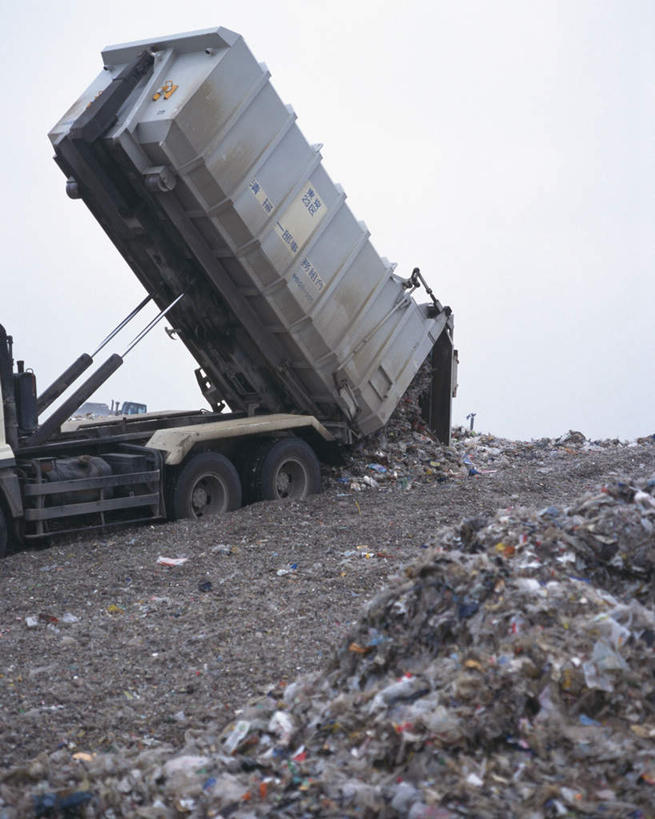 无人,竖图,室外,白天,正面,卡车,汽车,静物,一堆,一辆,许多,废弃,阴影,堆叠,堆积,环保,破碎,光线,影子,云,云朵,垃圾,车,天空,阳光,交通工具,天,肮脏,堆,垃圾场,污染,回收,资源,丢弃,碾压,利用,低碳,循环,邋遢,污渍,龌龊,污秽,彩图