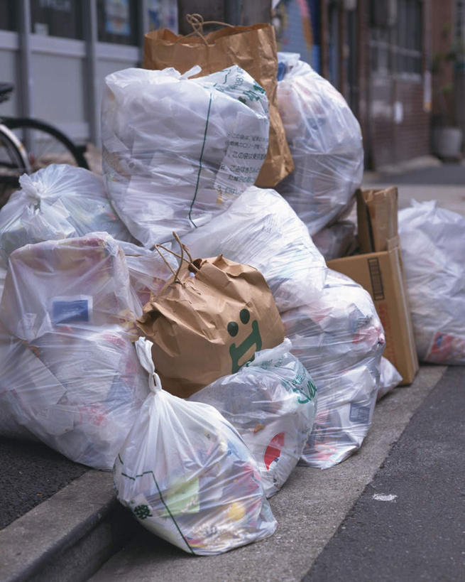 无人,竖图,室外,白天,正面,道路,路,自行车,静物,两辆,一堆,许多,废弃,阴影,堆叠,堆积,环保,光线,影子,墙,小路,地面,交通,墙壁,墙面,车,脚踏车,白色,阳光,交通工具,堆,垃圾袋,回收,资源,回收站,利用,低碳,循环,彩图