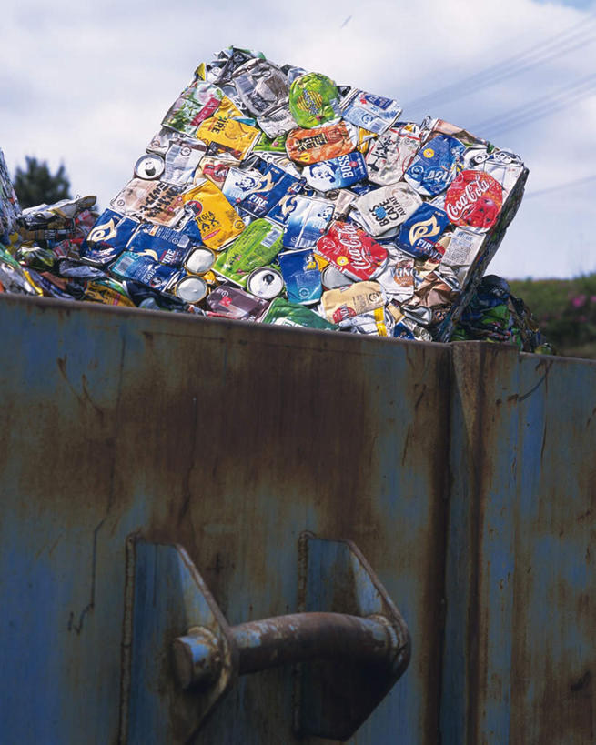 无人,竖图,室内,白天,正面,植物,静物,一堆,许多,阴影,堆叠,堆积,环保,破碎,生锈,光线,方格,影子,云,云朵,垃圾,垃圾桶,云彩,树,树木,两个,蓝色,绿色,白云,蓝天,天空,阳光,自然,天,肮脏,生长,成长,易拉罐,堆,回收,资源,碾压,利用,低碳,循环,污渍,彩图