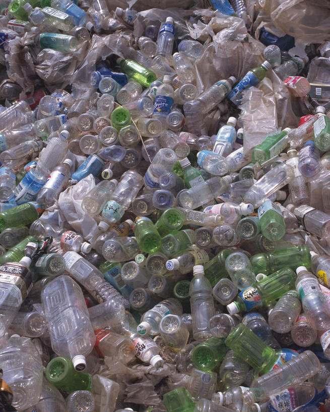 无人,竖图,俯视,室外,特写,白天,静物,一堆,许多,阴影,堆叠,堆积,环保,破碎,光线,影子,垃圾,阳光,肮脏,易拉罐,堆,回收,资源,碾压,利用,低碳,循环,污渍,彩图,高角度拍摄