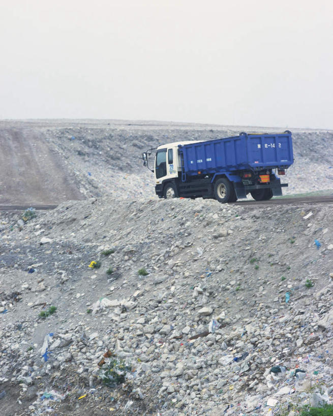 无人,竖图,室外,白天,正面,道路,卡车,路,汽车,静物,一辆,许多,废弃,环保,破碎,小路,垃圾,交通,车,蓝色,天空,交通工具,天,行驶,肮脏,垃圾场,回收,资源,丢弃,碾压,利用,低碳,循环,邋遢,污渍,龌龊,污秽,彩图