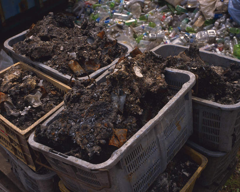 无人,横图,俯视,室外,白天,静物,金属制品,一堆,一排,许多,阴影,堆叠,堆积,环保,破碎,整齐,光线,铁,金属,影子,破损,排列,阳光,瓶子,塑料制品,塑料瓶,堆,废铁,污染,回收,资源,队列,碾压,利用,低碳,循环,污渍,板条箱,彩图,高角度拍摄