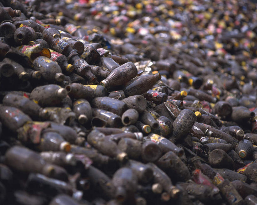 无人,横图,俯视,室外,特写,白天,静物,一堆,许多,阴影,堆叠,堆积,环保,朦胧,模糊,破碎,光线,方格,影子,破损,玻璃制品,酒瓶,黑色,阳光,玻璃瓶,瓶子,堆,垃圾场,污染,回收,资源,碾压,利用,低碳,循环,污渍,彩图,高角度拍摄