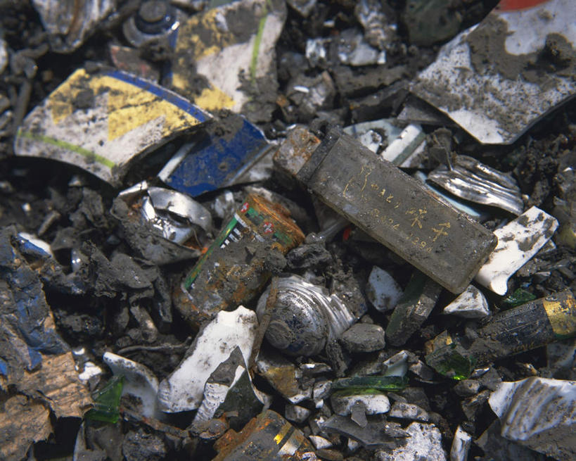 无人,横图,俯视,室内,白天,静物,玻璃,许多,阴影,环保,破碎,电力,光线,影子,电能,破损,玻璃制品,阳光,打火机,能源,污染,存储,回收,资源,储存,蓄电池,碾压,利用,低碳,循环,污渍,干电池,蓄电,彩图,高角度拍摄,电池