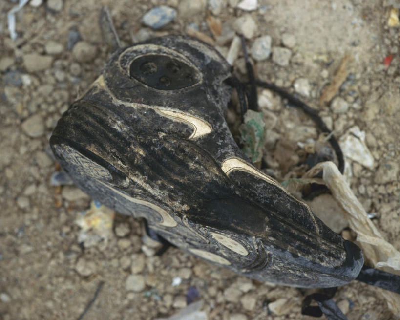 无人,横图,俯视,室外,特写,白天,运动鞋,石头,静物,鞋子,废弃,堆积,朦胧,模糊,石子,垃圾,地面,破损,一只,黑色,肮脏,垃圾场,丢弃,邋遢,收集,龌龊,污秽,石块,彩图,高角度拍摄