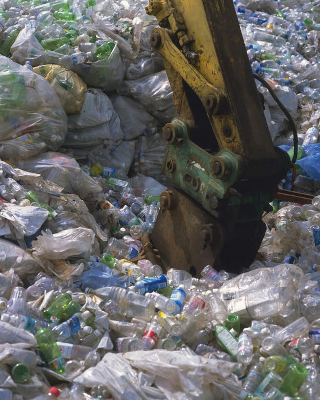 无人,竖图,俯视,室外,白天,静物,一堆,一辆,许多,阴影,堆叠,堆积,环保,光线,影子,塑料袋,黄色,白色,阳光,瓶子,塑料制品,塑料瓶,易拉罐,堆,垃圾场,回收,资源,挖土机,利用,低碳,循环,彩图,高角度拍摄