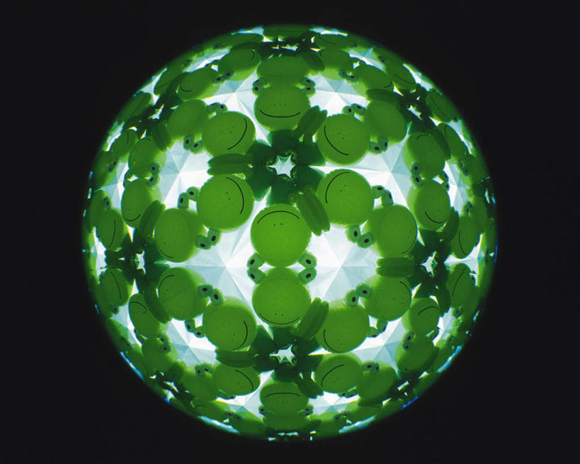 无人,横图,室内,特写,白天,正面,青蛙,野生动物,玩具,万花筒,一排,许多,黑色背景,花纹,条纹,整齐,结构,圆形,图案,排列,一个,绿色,白色,动物,框架,可爱,摄影,活泼,影棚,单个,轮廓,耀眼,明亮,队列,彩图,影棚拍摄,拍摄