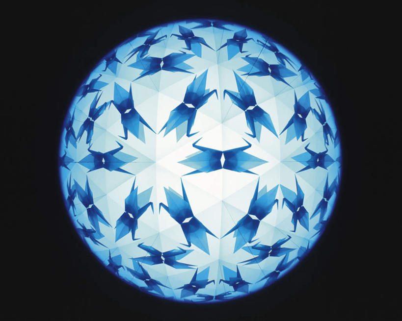 无人,横图,室内,特写,白天,正面,游戏,静物,玩具,万花筒,黑色背景,花纹,艺术,盛开,反射,图案,折纸,纸艺,手工艺品,光,玩,花蕾,千纸鹤,文化,娱乐,花,花瓣,花朵,鲜花,一个,蓝色,纸鹤,工艺品,花苞,花蕊,休闲,益智,摄影,影棚,单个,活动,三棱镜,高雅,发泄,消遣,智力,光学,工艺折纸,自信心,品位,宣泄,玩耍,嬉戏,彩图,影棚拍摄,拍摄