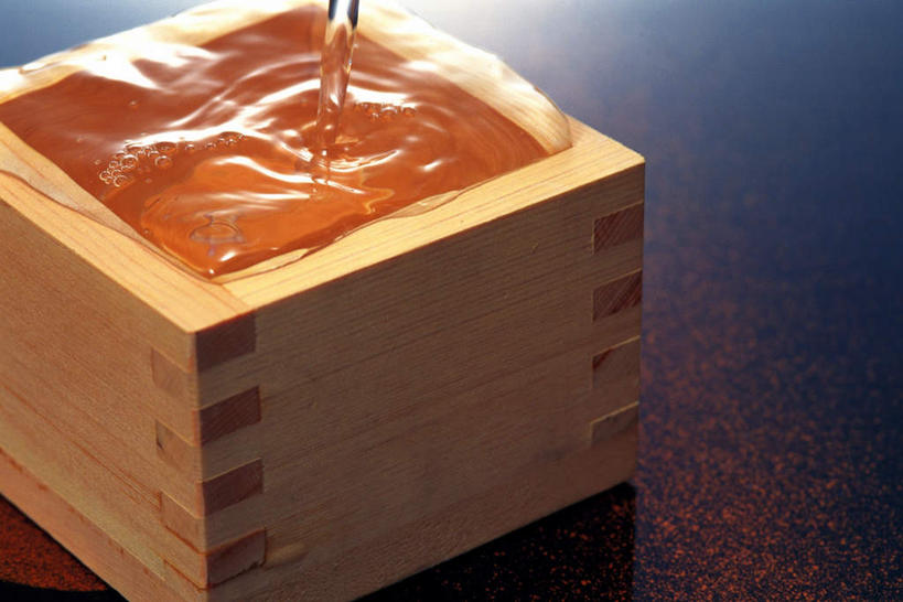 清酒,无人,横图,俯视,室内,特写,白天,水,桌面,桌子,日本,亚洲,倒,飞溅,黑色背景,朦胧,模糊,溅,液体,水滴,酒类,米酒,正方体,文化,酒,水珠,香,饮料,一个,黄色,容器,满,摄影,影棚,单个,喷洒,东亚,日本国,彩图,高角度拍摄,影棚拍摄,拍摄