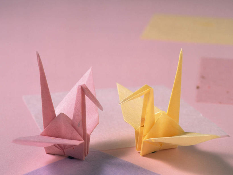 无人,横图,俯视,室内,特写,白天,桌面,桌子,静物,粉色背景,朦胧,模糊,艺术,折纸,纸艺,手工艺品,纸张,千纸鹤,文化,两个,黄色,红色,纸鹤,工艺品,摄影,影棚,高雅,工艺折纸,自信心,品位,彩图,高角度拍摄,影棚拍摄,拍摄
