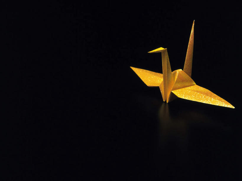 无人,横图,俯视,室内,特写,白天,桌面,桌子,静物,黑色背景,艺术,折纸,纸艺,手工艺品,纸张,千纸鹤,文化,一个,纸鹤,工艺品,金色,摄影,影棚,金黄色,单个,高雅,工艺折纸,自信心,品位,彩图,高角度拍摄,影棚拍摄,拍摄