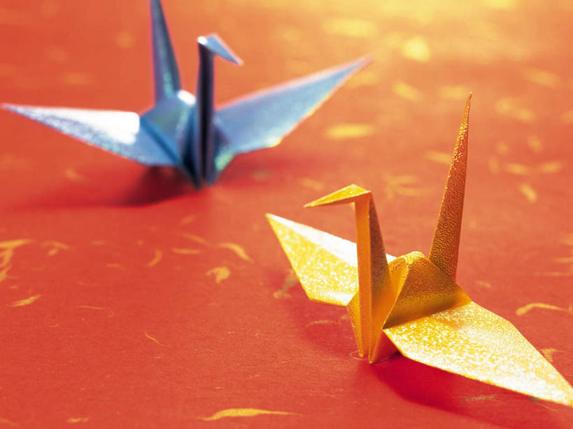 无人,横图,俯视,室内,特写,白天,桌面,桌子,静物,红色背景,朦胧,模糊,艺术,折纸,纸艺,手工艺品,纸张,千纸鹤,文化,两个,黄色,蓝色,纸鹤,工艺品,摄影,影棚,高雅,工艺折纸,自信心,品位,彩图,高角度拍摄,影棚拍摄,拍摄