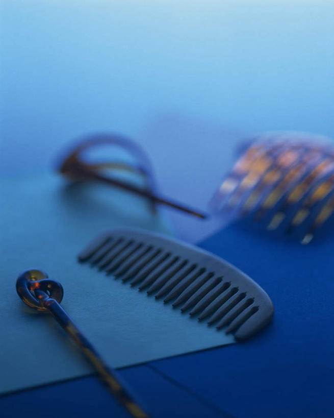 无人,竖图,俯视,室内,特写,白天,化妆,美容,桌面,桌子,静物,蓝色背景,朦胧,模糊,头饰,梳子,发簪,一个,黄色,发饰,摄影,影棚,金黄色,单个,美发用品,头梳,金饰,簪子,彩图,高角度拍摄,影棚拍摄,拍摄,金子