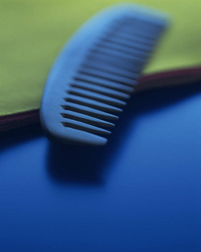 无人,竖图,俯视,室内,特写,白天,化妆,美容,桌面,桌子,静物,蓝色背景,朦胧,模糊,梳子,一个,摄影,影棚,单个,美发用品,头梳,彩图,高角度拍摄,影棚拍摄,拍摄