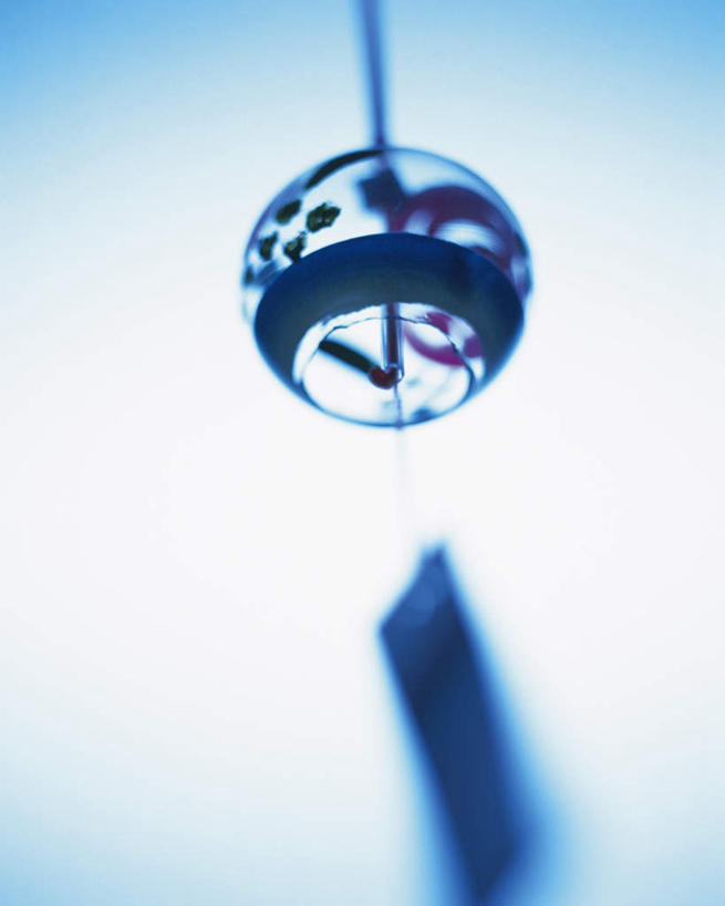 无人,竖图,室内,特写,白天,白色背景,仰视,幸福,运气,静物,风铃,悬挂,朦胧,模糊,一个,祈祷,祈福,警示,许愿,摄影,影棚,单个,祈求,吉祥,挂坠,平和,问候,警惕,思念,想念,玉振,幸运,占风铎,彩图,低角度拍摄,影棚拍摄,拍摄