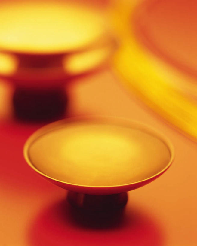 无人,竖图,俯视,室内,特写,白天,桌面,桌子,静物,杯子,黄色背景,朦胧,模糊,瓷器,陶瓷制品,米酒,酒杯,摄影,影棚,瓷杯,彩图,高角度拍摄,影棚拍摄,拍摄