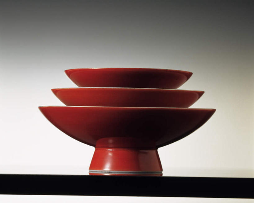 无人,横图,室内,特写,白天,正面,桌面,桌子,静物,杯子,灰色背景,瓷器,陶瓷制品,红色,叠放,摄影,影棚,瓷杯,一套,彩图,影棚拍摄,拍摄