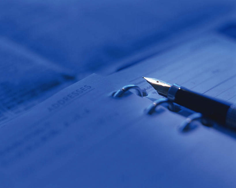 无人,横图,俯视,室内,特写,白天,桌面,桌子,静物,一本,朦胧,模糊,笔,办公用品,钢笔,记事本,文具,本子,笔记本,学习用品,文具用品,一支,彩图,高角度拍摄