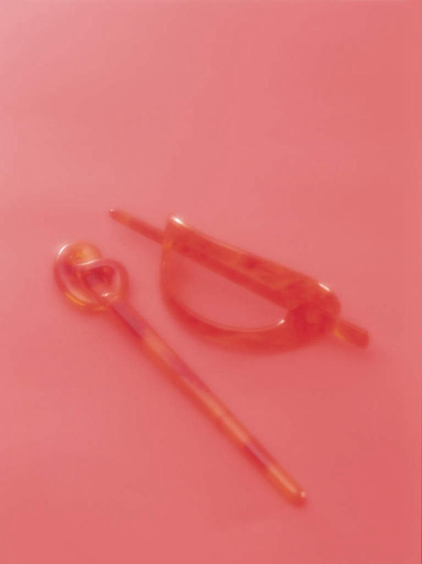 无人,竖图,俯视,室内,特写,白天,桌面,桌子,静物,一排,红色背景,朦胧,模糊,整齐,头饰,发簪,排列,两个,黄色,发饰,摄影,影棚,金黄色,队列,金饰,簪子,彩图,高角度拍摄,影棚拍摄,拍摄,金子