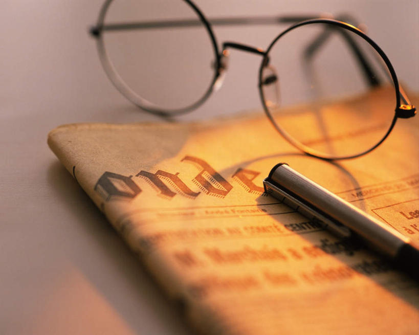 无人,横图,俯视,室外,特写,白天,阅读,桌面,桌子,静物,报纸,一副,学习,阴影,朦胧,模糊,光线,笔,眼镜,影子,办公用品,文化,文具,阳光,学习用品,看,浏览,一份,文具用品,一支,近视眼镜,彩图,高角度拍摄