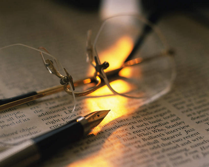 无人,横图,俯视,室外,特写,白天,阅读,桌面,桌子,静物,报纸,一副,学习,阴影,朦胧,模糊,光线,笔,眼镜,影子,办公用品,文化,文具,阳光,学习用品,看,浏览,文具用品,一支,近视眼镜,彩图,高角度拍摄