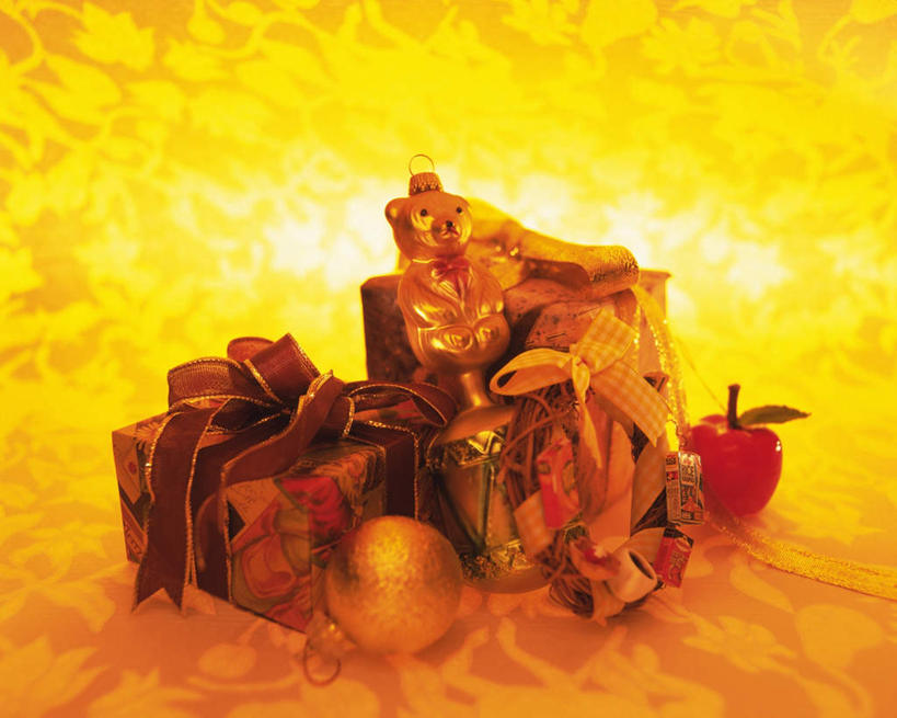 无人,横图,俯视,室内,特写,白天,桌面,桌子,苹果,静物,礼盒,礼物,圣诞节,黄色背景,节日,朦胧,模糊,庆祝,纸盒,文化,盒子,球,包装盒,礼品盒,庆典,摄影,礼品,影棚,纪念,彩图,高角度拍摄,影棚拍摄,拍摄