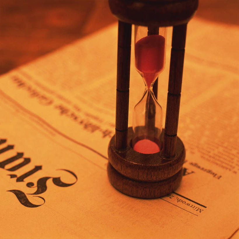 无人,方图,俯视,室内,特写,白天,桌面,桌子,静物,报纸,计时器,沙漏,朦胧,模糊,时间,英文,沙子,计时,一个,单个,英文字母,定时器,准确,精准,彩图,高角度拍摄