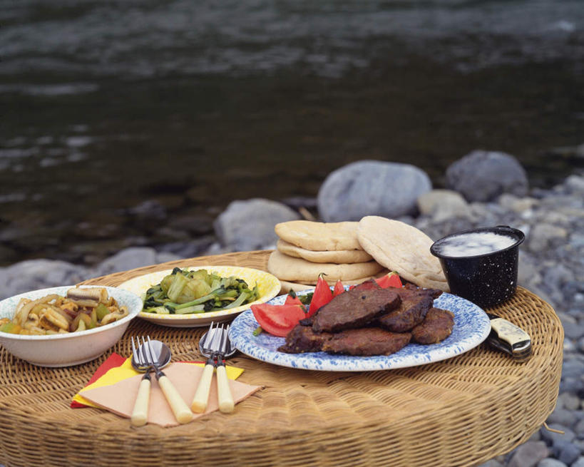 无人,横图,俯视,室外,白天,聚会,烹饪,中餐,河流,石头,水,西红柿,餐具,朦胧,模糊,碟子,篮子,盘,石子,叉,勺子,河水,水流,青菜,牛排,料理,食品,野餐,菜肴,美食,食物,盘子,调羹,碟,汤匙,碗,中式,鹅卵石,佳肴,按摩石,大饼,食物篮,野炊,石块,番茄,彩图,高角度拍摄,野餐篮