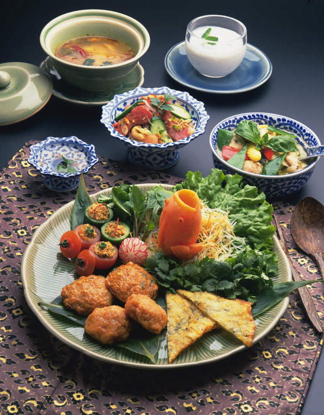 牛奶,无人,竖图,俯视,室内,特写,白天,烹饪,餐桌,桌子,蔬菜,西红柿,餐具,叶子,泰国,亚洲,新鲜,装饰,碟子,盘,汤,料理,食品,绿叶,菜,饼,菜肴,美食,食物,盘子,垫子,碟,碗,嫩叶,摄影,东南亚,佳肴,有机食品,绿色食品,影棚,餐台,华丽,修饰,点缀,配菜,泰王国,衬托,美观,雅致,雅观,叶,叶片,番茄,彩图,高角度拍摄,影棚拍摄,拍摄