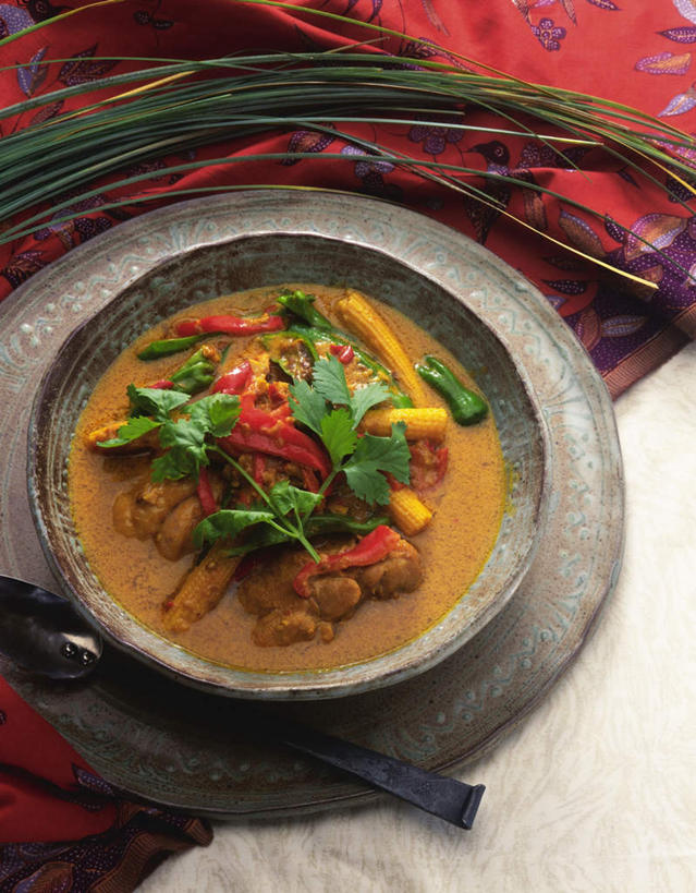 无人,竖图,俯视,室内,特写,白天,烹饪,餐桌,桌子,辣椒,蔬菜,餐具,许多,新鲜,碟子,盘,勺子,肉,汤,牛肉,料理,食品,锅,咖喱,菜肴,美食,肉类,泰国料理,食物,盘子,调羹,碟,汤匙,碗,摄影,佳肴,有机食品,绿色食品,影棚,餐台,咖喱粉,肉食,辣角,红海椒,大椒,辣虎,广椒,进餐用具,烹调用具,辣子,红辣椒,海椒,番椒,彩图,高角度拍摄,影棚拍摄,拍摄