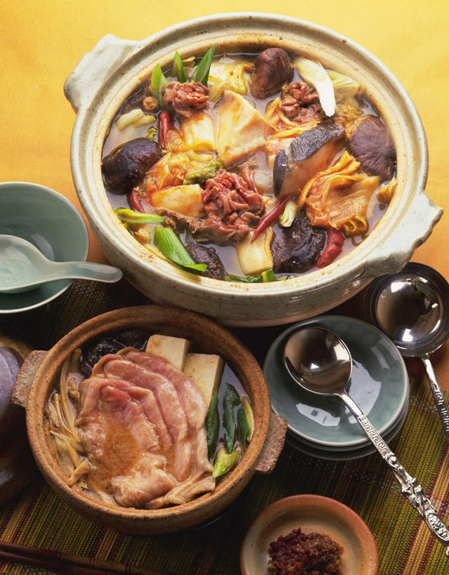 豆腐,无人,竖图,俯视,室内,特写,白天,烹饪,餐桌,桌子,蔬菜,餐具,一堆,许多,堆叠,堆积,新鲜,勺子,金针菇,菌菇,青菜,青椒,肉,日本料理,料理,食品,菌类,锅,火锅,菜肴,美食,肉类,食物,垫子,调羹,汤匙,汤勺,碗,日式料理,日式,食用菌,摄影,佳肴,有机食品,绿色食品,影棚,餐台,堆,肉食,大椒,日式火锅,菜椒,进餐用具,烹调用具,甜椒,柿子椒,灯笼椒,彩图,高角度拍摄,影棚拍摄,拍摄