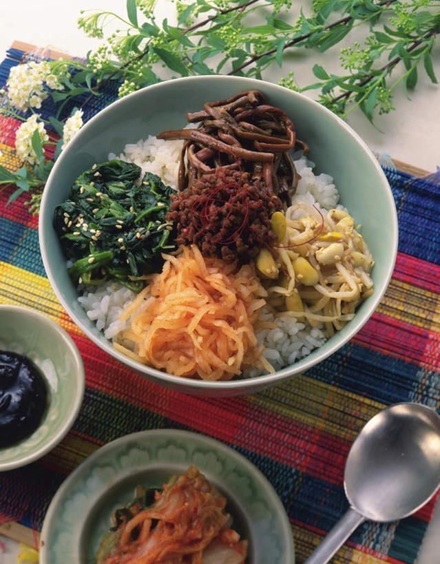 米饭,无人,竖图,俯视,室内,特写,白天,烹饪,餐桌,桌子,蔬菜,一堆,许多,堆叠,堆积,新鲜,勺子,葱,青葱,芝麻,料理,食品,饭,韩式,花蕾,菜肴,美食,花,花瓣,花朵,鲜花,食物,调羹,汤匙,碗,花苞,花蕊,摄影,佳肴,有机食品,绿色食品,影棚,餐台,堆,五谷,榨菜,石锅拌饭,韩国料理,韩式料理,脂麻,胡麻,白麻,巨胜子,油麻,彩图,高角度拍摄,影棚拍摄,拍摄