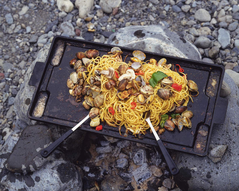 面食,面条,意大利面,无人,横图,俯视,室外,特写,白天,聚会,西餐,石头,蔬菜,餐具,一堆,许多,堆叠,堆积,新鲜,石子,青椒,面,料理,食品,野餐,锅铲,蛤蜊,铁板,铁板烧,食物,鹅卵石,蛤,西式,有机食品,绿色食品,堆,按摩石,大椒,蛤仔,菜椒,野炊,进餐用具,烹调用具,石块,甜椒,柿子椒,灯笼椒,彩图,高角度拍摄