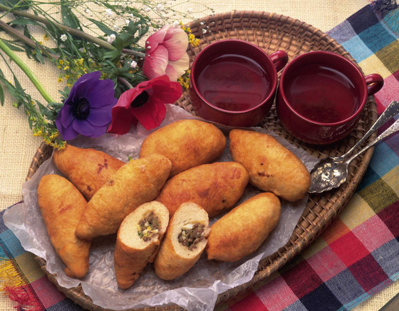 点心,面包,无人,横图,俯视,室内,特写,白天,烹饪,杯子,三朵,一堆,许多,堆叠,堆积,装饰,盛开,瓷器,日本料理,料理,食品,面点,陶瓷制品,花蕾,菜肴,美食,桌布,花,花瓣,花朵,鲜花,食物,糕点,两个,黄色,红色,紫色,日式料理,花苞,花蕊,日式,摄影,佳肴,影棚,堆,华丽,修饰,点缀,瓷杯,鱼饼,衬托,美观,雅致,雅观,彩图,高角度拍摄,影棚拍摄,拍摄