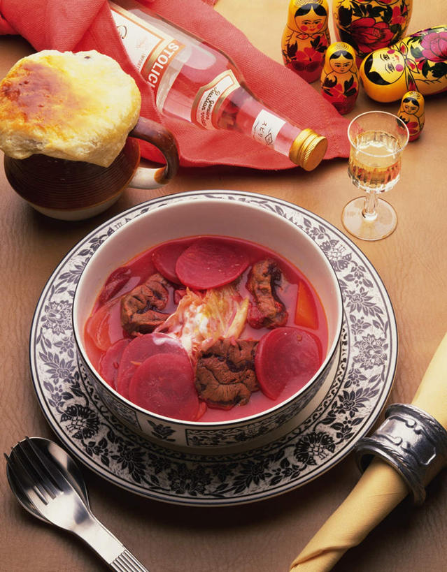 点心,面包,红酒,葡萄酒,无人,餐厅,竖图,俯视,室内,特写,白天,烹饪,中餐,餐桌,桌子,杯子,高脚杯,玩偶,勺子,蛋,肉,料理,食品,面点,酒类,菜肴,美食,肉类,玻璃制品,酒,食物,糕点,饮料,酒杯,瓶子,调羹,汤匙,中式,红葡萄酒,罗宋汤,佳肴,餐台,肉食,香槟杯,套娃,玻璃杯,彩图,高角度拍摄,餐馆,饭店,饭馆