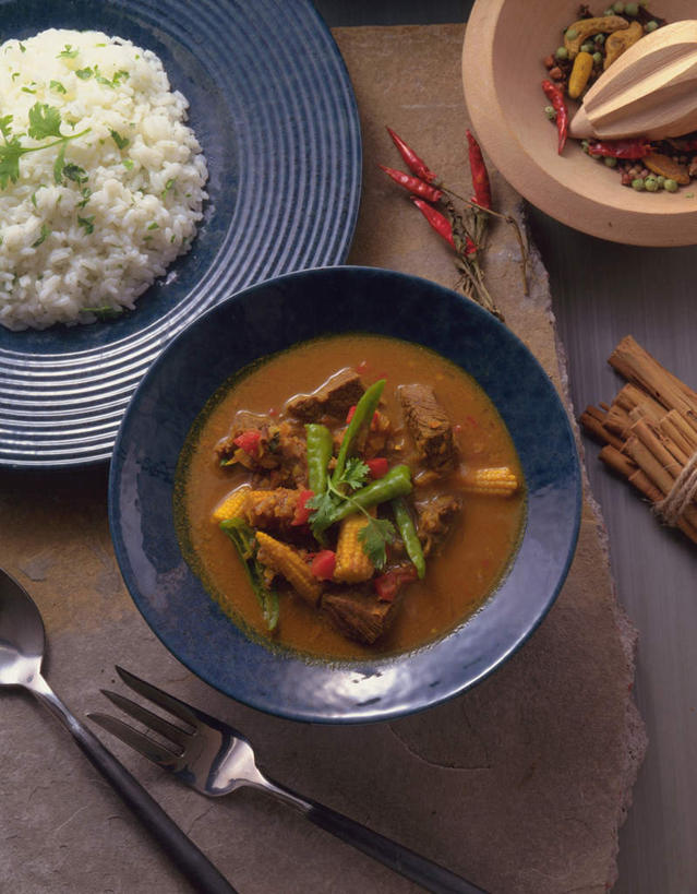 米饭,无人,竖图,俯视,室内,特写,白天,烹饪,中餐,玉米,餐桌,桌子,辣椒,蔬菜,一堆,许多,堆叠,堆积,新鲜,叉,勺子,肉,汤,料理,食品,饭,菜肴,美食,肉类,食物,调羹,汤匙,碗,中式,摄影,佳肴,有机食品,绿色食品,影棚,餐台,堆,五谷,肉食,彩椒,辣角,红海椒,大椒,辣虎,广椒,舂,甜椒,柿子椒,辣子,海椒,番椒,灯笼椒,彩图,高角度拍摄,影棚拍摄,拍摄