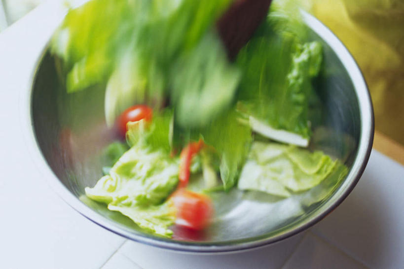 无人,横图,俯视,室内,特写,白天,餐桌,厨房,桌子,蔬菜,水果,朦胧,模糊,生菜,莴苣,莴笋,蔬菜沙拉,沙拉,色拉,锅,沙律,碗,有机食品,绿色食品,餐台,色拉酱,千岛酱,叶用莴笋,香笋,春菜,鹅仔菜,莴仔菜,千金菜,彩图,高角度拍摄,灶间