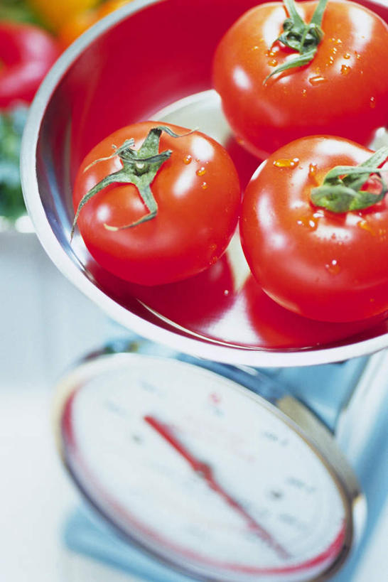 无人,竖图,俯视,室内,特写,白天,仪器,餐桌,桌子,蔬菜,西红柿,朦胧,模糊,新鲜,食品,食物,三个,红色,摄影,有机食品,绿色食品,影棚,餐台,衡量,计量,台秤,衡器,秤,番茄,彩图,高角度拍摄,影棚拍摄,拍摄