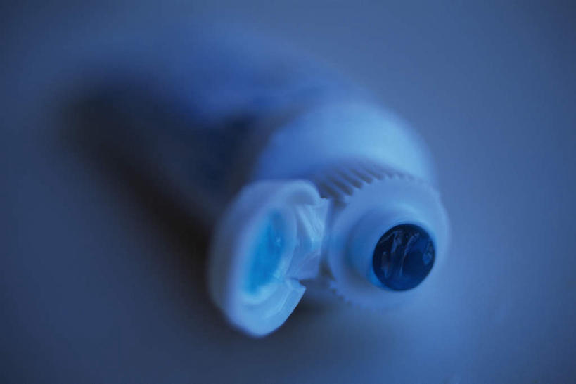 无人,横图,俯视,室内,特写,白天,静物,蓝色背景,朦胧,模糊,工具,牙膏,蓝色,打开,清洁,摄影,影棚,一支,开启,梳洗,彩图,影棚拍摄,拍摄