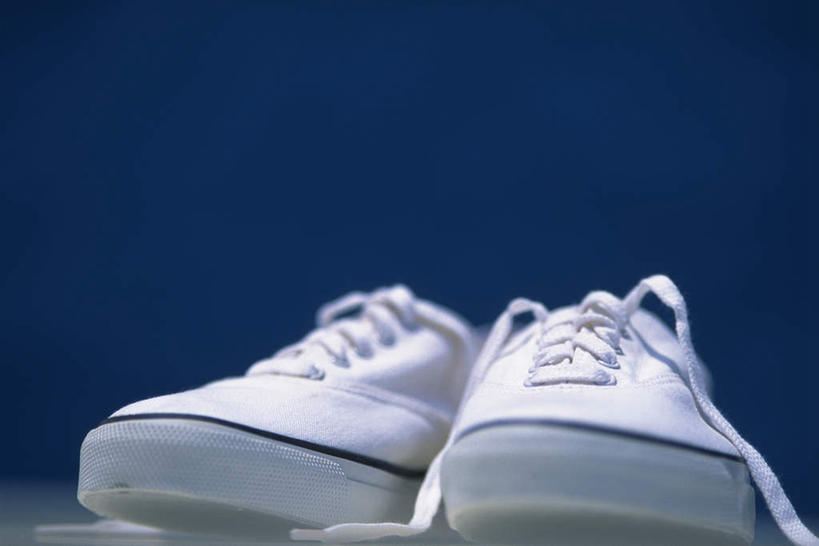 无人,横图,室内,特写,白天,正面,运动鞋,锻炼,运动,静物,鞋子,一双,蓝色背景,白色,摄影,影棚,帆布鞋,体育,彩图,影棚拍摄,健身,拍摄